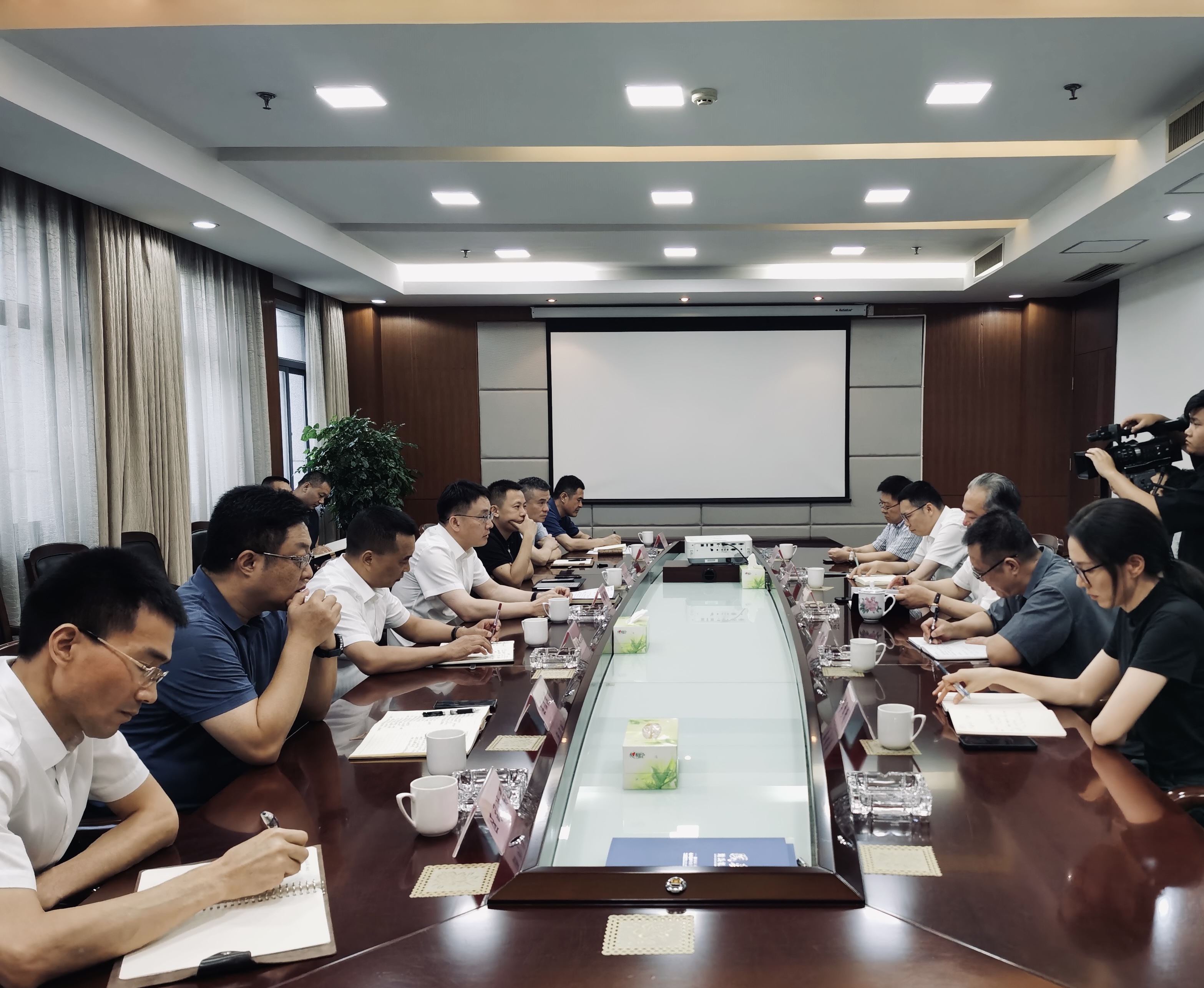 萧山区委副书记李军一行莅临js4399金沙线集团调研并宣讲党的二十届三中全会精神